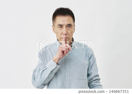 一個男人在白色背景上做出一個神秘的手勢 140667351