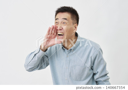 一名男子在白色背景前歡呼，面向左側。 140667354