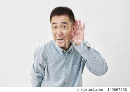 白色背景上的男子正在認真聆聽 140667368