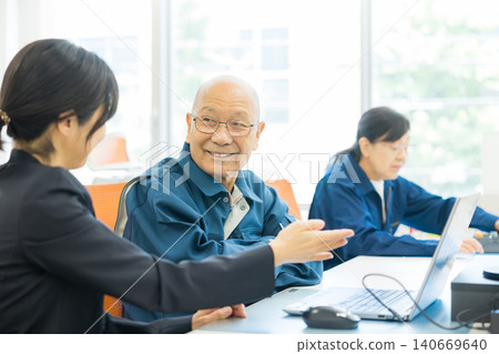 辦公室裡的老年員工 辦公室裡的老年員工 140669640