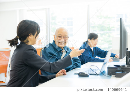 辦公室裡的老年員工 辦公室裡的老年員工 140669641