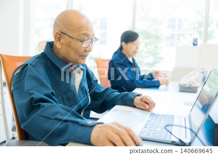 Working seniors in the office Working seniors in the office 140669645