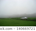 我心愛的車，在薄霧和綠色的鄉村中。 140669721