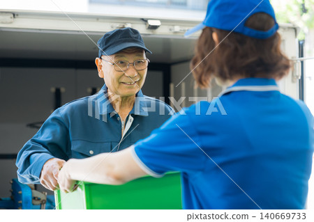 站在卡車前面的工人 站在卡車前面的工人 140669733