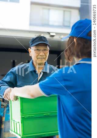 站在卡車前面的工人 140669735
