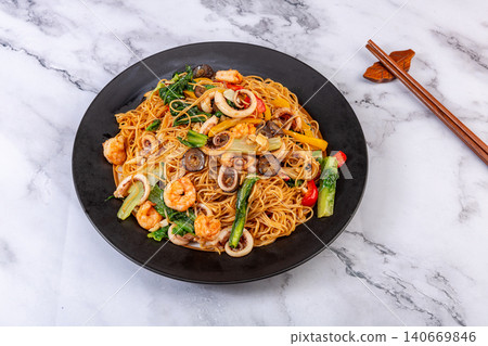 mixed Seafood Fried Noodles - Chinese Style Stir Fry Noodles 140669846