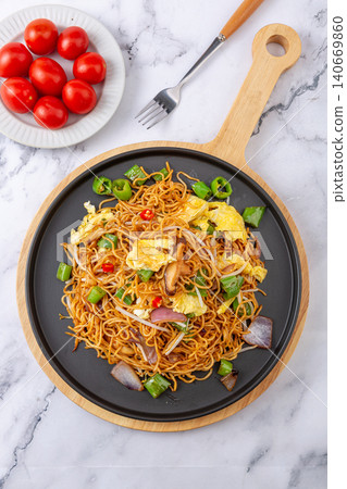 stir-Fried Noodles with Eggs and Green Peppers, Chinese Chow Mein on Black Plate stir-Fried Noodles with Eggs and Green Peppers, Chinese Chow Mein on Black Plate 140669860