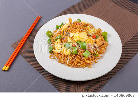 stir-Fried Noodles with Eggs and Green Peppers, Chinese Chow Mein on Black Plate stir-Fried Noodles with Eggs and Green Peppers, Chinese Chow Mein on Black Plate 140669862