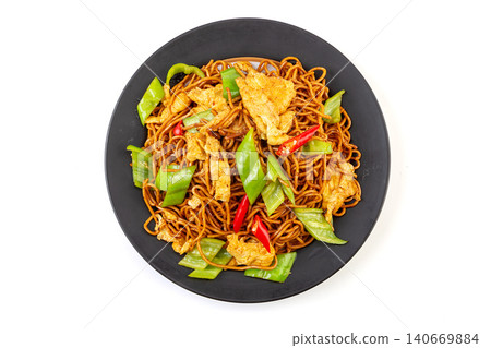 stir-Fried Noodles with Eggs and Green Peppers, Chinese Chow Mein on Black Plate stir-Fried Noodles with Eggs and Green Peppers, Chinese Chow Mein on Black Plate 140669884