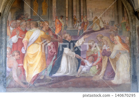 San Dominic resurrects a child, fresco by Giovanni Maria Butteri in the cloister of Santa Maria Novella Principal Dominican church in Florence, Italy 140670295