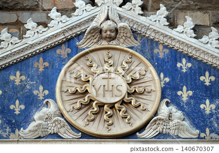 Medallion with the IHS monogram between two lions, above to the entrance to Palazzo Vecchio, a UNESCO World Heritage Site in Florence, Italy Medallion with the IHS monogram between two lions, above to the entrance to Palazzo Vecchio, a UNESCO World Heritage Site in Florence, Italy 140670307