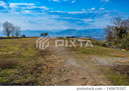 岡山縣瀨戶內市大遊山(大遊山)飛行區的初冬景色。 岡山縣瀨戶內市大遊山(大遊山)飛行區的初冬景色。 140670387
