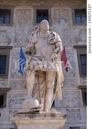 Statue of Cosimo I de Medici, Grand Duke of Tuscany on Piazza dei Cavalieri (Palazzo della Carovana) in Pisa, Italy 140672187