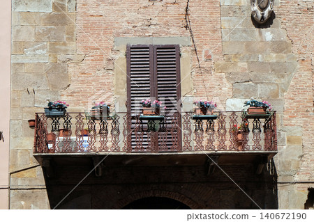 Old house with flowers on balcony in Pisa, Italy Old house with flowers on balcony in Pisa, Italy 140672190