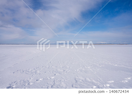 野付半島戶戶原的冬季景色,擁有廣闊的雪原和遼闊的天空。 野付半島戶戶原的冬季景色,擁有廣闊的雪原和遼闊的天空。 140672434