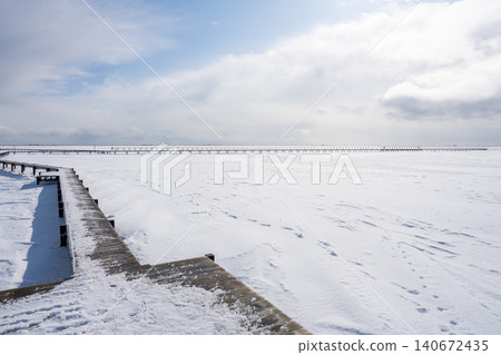 北海道野付半島戶戶原的木棧道被白雪覆蓋 北海道野付半島戶戶原的木棧道被白雪覆蓋 140672435