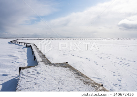 北海道野付半島戶戶原的木棧道被白雪覆蓋 北海道野付半島戶戶原的木棧道被白雪覆蓋 140672436