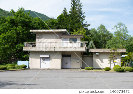 The management building of the Mizudono Dam and the lush green mountains in early summer. The management building of the Mizudono Dam and the lush green mountains in early summer. 140673471