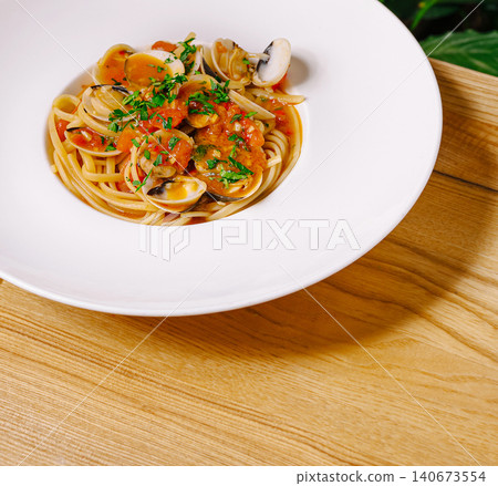 Spaghetti alle vongole with fresh clams and tomato sauce 140673554