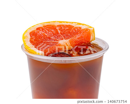 Refreshing iced coffee drink with grapefruit slice 140673754