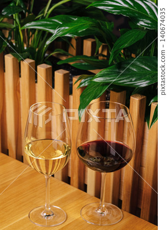 Red and white wine glasses on wooden bar table Red and white wine glasses on wooden bar table 140674035