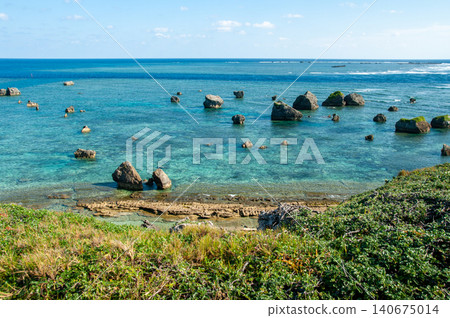 Emerald green sea and reefs at Higashi-Hennazaki Cape, Miyako Island Emerald green sea and reefs at Higashi-Hennazaki Cape, Miyako Island 140675014