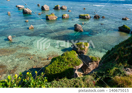 宮古島東邊那崎岬清澈的海水中漂浮著綠色的岩石 宮古島東邊那崎岬清澈的海水中漂浮著綠色的岩石 140675015