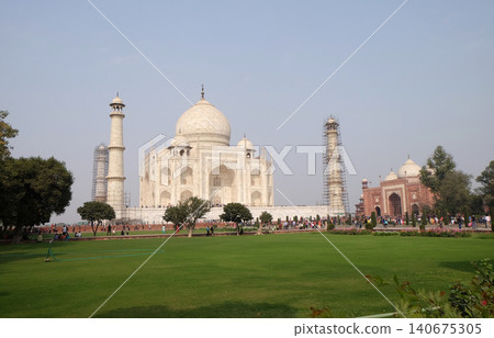 Taj Mahal (Crown of Palaces), an ivory-white marble mausoleum in Agra, Uttar Pradesh, India 140675305
