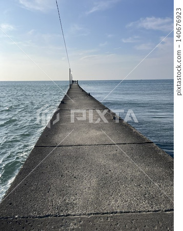 原岡碼頭延伸至海中的壯麗景色 原岡碼頭延伸至海中的壯麗景色 140676923