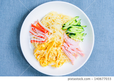A classic summer dish featuring the toppings of chilled ramen. 140677033