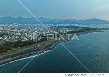 黎明時分拍攝的空拍照片,俯瞰靜岡縣三保松原海岸和港口城市。 黎明時分拍攝的空拍照片,俯瞰靜岡縣三保松原海岸和港口城市。 140677146