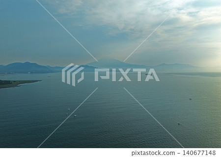 從三保松原看到的駿河灣和富士山的空拍照片。 140677148