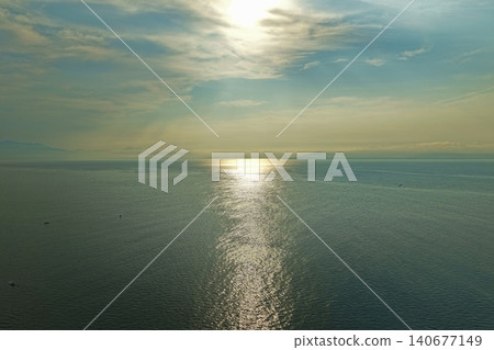 一張空拍照片,捕捉了靜岡縣三保松原海岸的海面和日出景象。 一張空拍照片,捕捉了靜岡縣三保松原海岸的海面和日出景象。 140677149