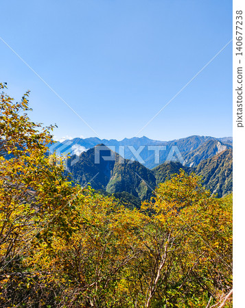 秋季徒步攀登哈里諾基山和蓮華山(從哈里諾基峠眺望槍岳) 秋季徒步攀登哈里諾基山和蓮華山(從哈里諾基峠眺望槍岳) 140677238