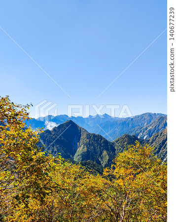 秋季徒步攀登哈里諾基山和蓮華山(從哈里諾基峠眺望槍岳) 秋季徒步攀登哈里諾基山和蓮華山(從哈里諾基峠眺望槍岳) 140677239