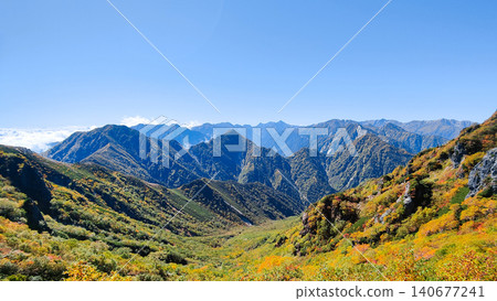 秋季徒步攀登哈里諾基山和蓮華山(從哈里諾基峠眺望槍岳) 秋季徒步攀登哈里諾基山和蓮華山(從哈里諾基峠眺望槍岳) 140677241