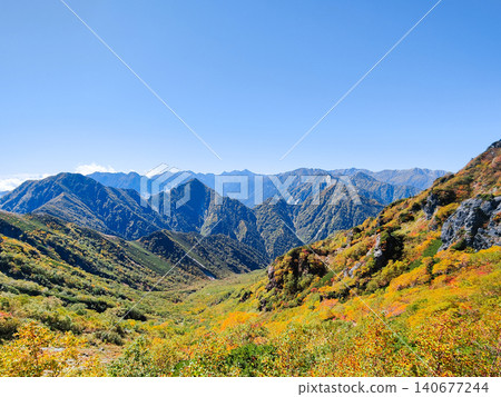 秋季徒步攀登哈里諾基山和蓮華山(從哈里諾基峠眺望槍岳) 秋季徒步攀登哈里諾基山和蓮華山(從哈里諾基峠眺望槍岳) 140677244