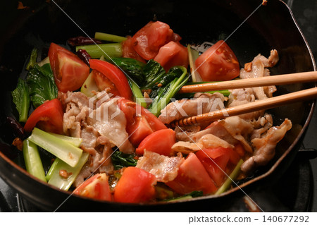 番茄、五花肉和小松菜(日本芥菜)翻炒的圖片。 番茄、五花肉和小松菜(日本芥菜)翻炒的圖片。 140677292