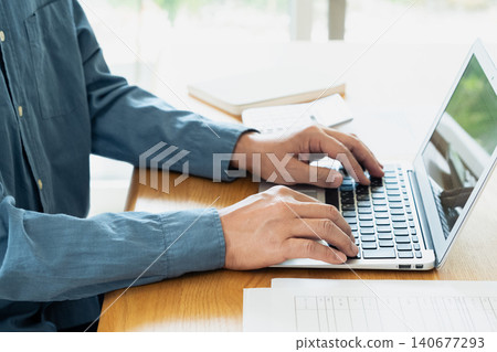 研究計算機的一個人的手 研究計算機的一個人的手 140677293