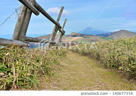 從伊豆半島伊豆山脊步道仁名峠附近的草地上眺望:富士山、禦曹台和玉之山 從伊豆半島伊豆山脊步道仁名峠附近的草地上眺望:富士山、禦曹台和玉之山 140677354