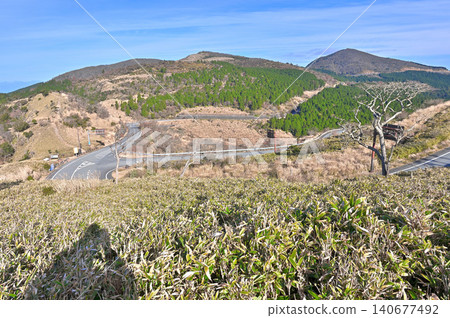 伊豆半島伊豆山脊步道:從風早峠的高地眺望,可以看到禦曹台和魂山。 伊豆半島伊豆山脊步道:從風早峠的高地眺望,可以看到禦曹台和魂山。 140677492