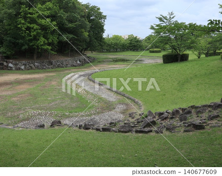 西陣中央公園是一個靠近車站的大型公園。 西陣中央公園是一個靠近車站的大型公園。 140677609
