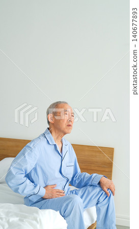一位老年男子胃痛 一位老年男子胃痛 140677893