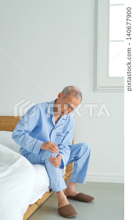 Senior man suffering from knee pain Senior man suffering from knee pain 140677900