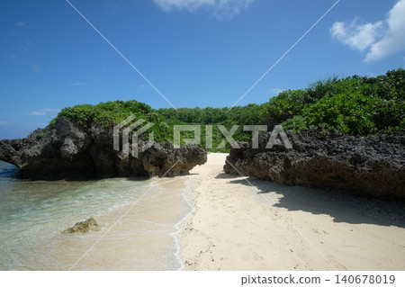 Beautiful beach 140678019