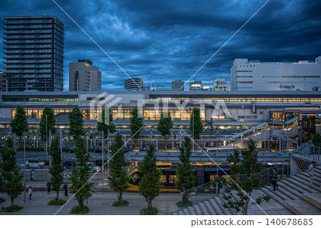 從宇都宮站東出口看到的車站大樓和輕軌（宇都宮輕軌）的夜景 [栃木縣宇都宮市宮未來] 140678685