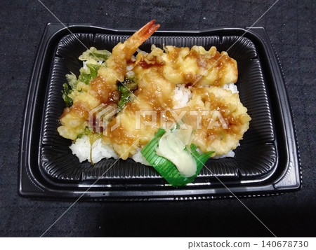 一份價格實惠又美味的迷你蝦天婦羅飯便當,售價約200日圓。 一份價格實惠又美味的迷你蝦天婦羅飯便當,售價約200日圓。 140678730