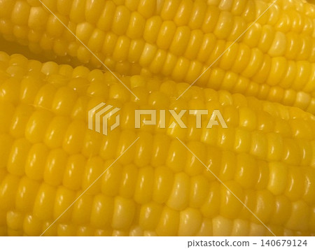 煮熟後被蒸氣包裹的玉米 02 140679124