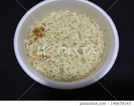 當我有點餓的時候,就會特別想吃豚骨泡麵。 當我有點餓的時候,就會特別想吃豚骨泡麵。 140679143