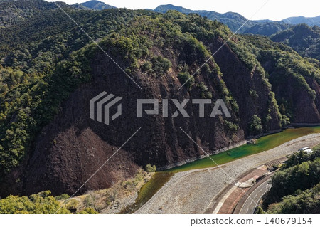 從空中俯瞰和歌山縣小座川市的一處大型岩石地形。 從空中俯瞰和歌山縣小座川市的一處大型岩石地形。 140679154